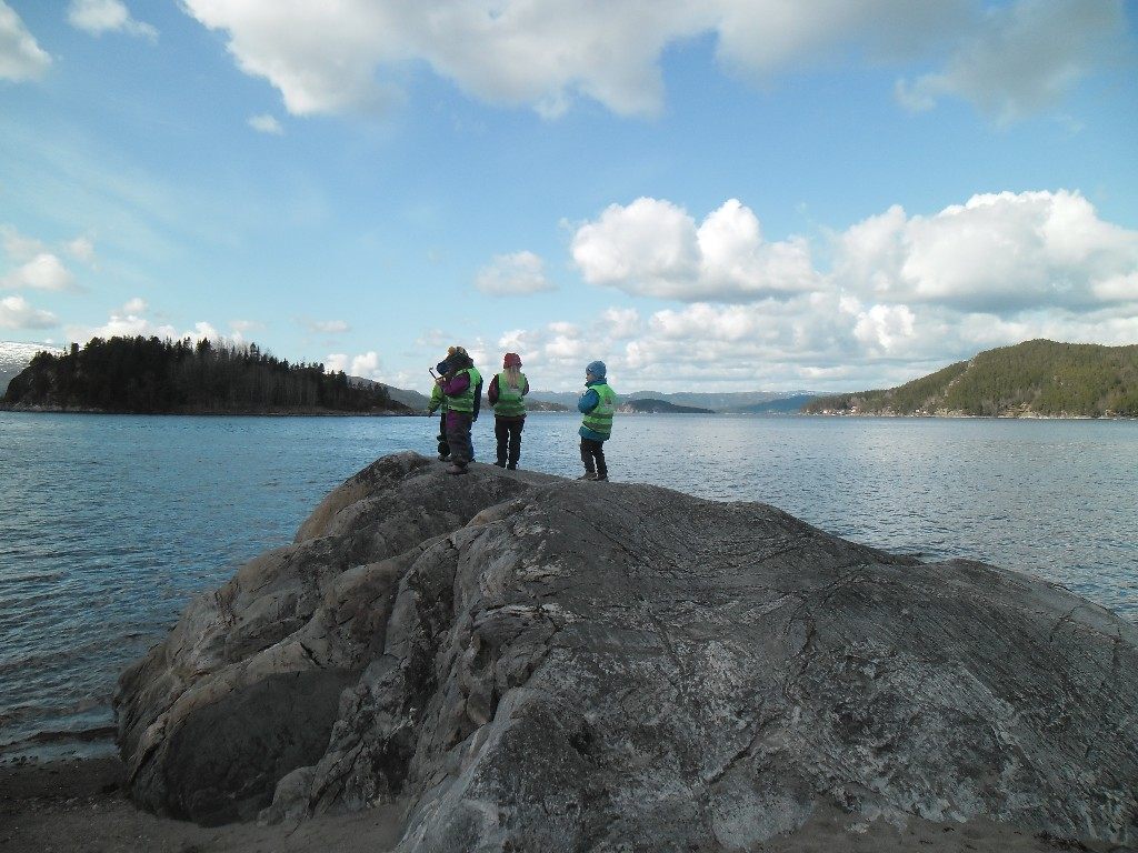 Barn på svaberg ved fjorden