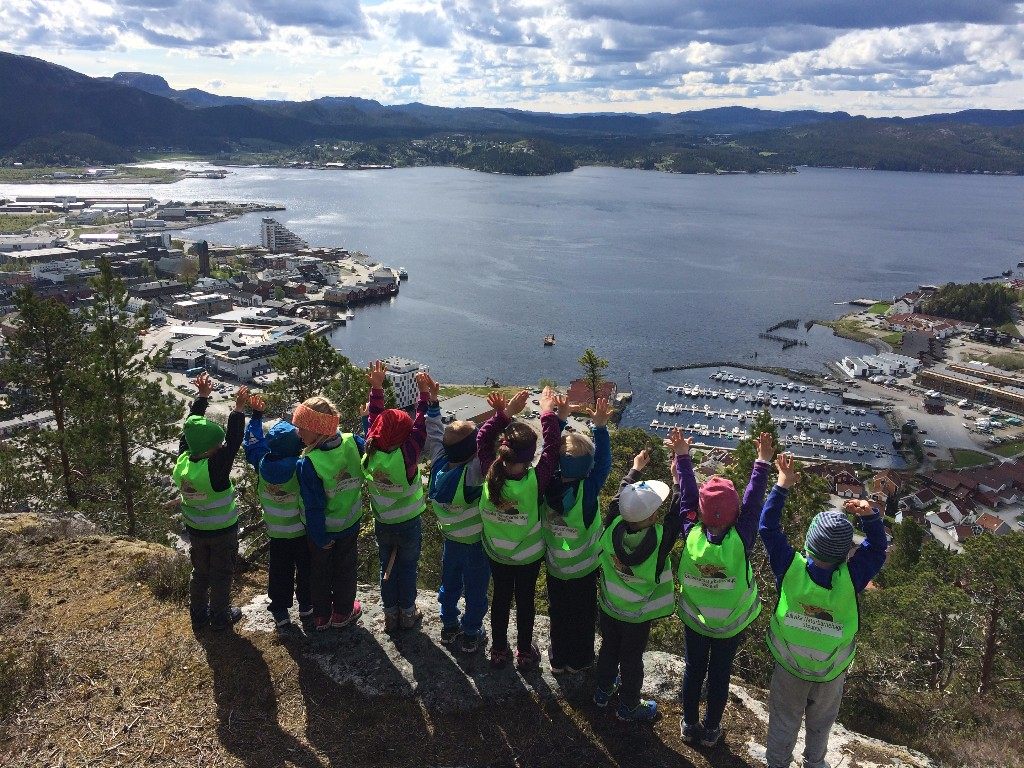 Skolestarterne på tur med utsikt over Namsos og fjorden
